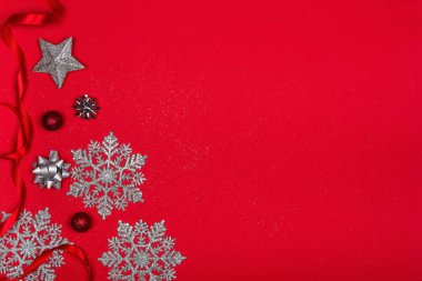 Kırmızı bir arka plan üzerinde Noel dekorasyon.