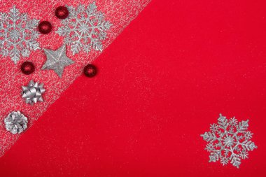 Kırmızı bir arka plan üzerinde Noel dekorasyon.