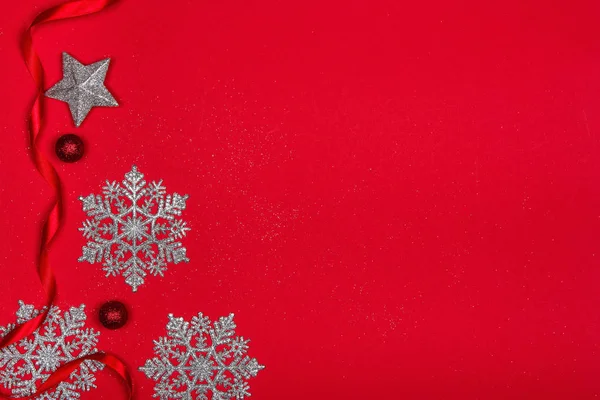 Decoración de Navidad sobre fondo rojo . —  Fotos de Stock