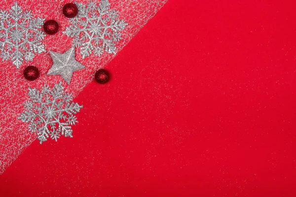 赤い背景の上のクリスマスの装飾. — ストック写真