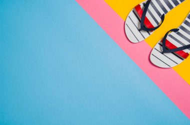 Renkli grafik arka plan üzerinde aksesuarları ile Beach Üstten Görünüm