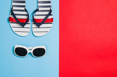 Renkli grafik arka plan üzerinde aksesuarları ile Beach Üstten Görünüm