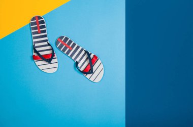 Renkli grafik arka plan üzerinde aksesuarları ile Beach Üstten Görünüm