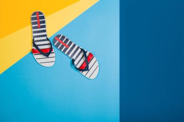 Renkli grafik arka plan üzerinde aksesuarları ile Beach Üstten Görünüm