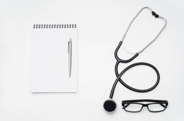 Doktorlar Danışma tıbbi aksesuarları ve ürünleri ile. Üstten Görünüm fotoğraf