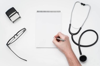 Doktorlar Danışma tıbbi aksesuarları ve ürünleri ile. Üstten Görünüm fotoğraf