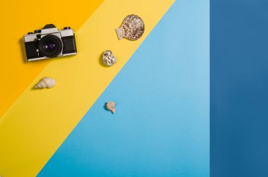 Renkli grafik arka plan üzerinde aksesuarları ile Beach Üstten Görünüm