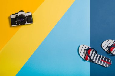 Renkli grafik arka plan üzerinde aksesuarları ile Beach Üstten Görünüm