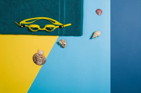 Blick von oben auf den Strand mit Accessoires auf buntem grafischen Hintergrund — Stockfoto