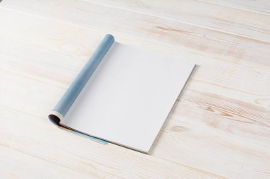 Mock-up dergi veya ahşap masa arka plan üzerinde Kataloğu.