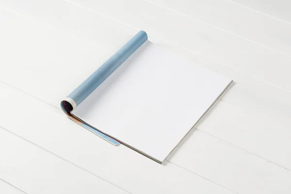 Mock-up tijdschriften of catalogus op houten tafel achtergrond. — Stockfoto