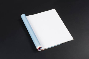Mock-up dergi veya katalog Siyah Kara tahta arka plan üzerinde.