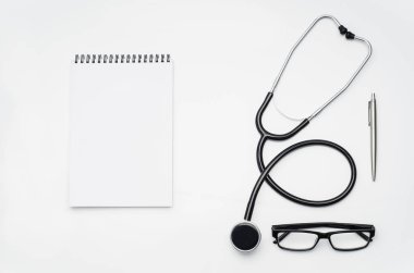 Doktorlar Danışma tıbbi aksesuarları ve ürünleri ile. Üstten Görünüm fotoğraf