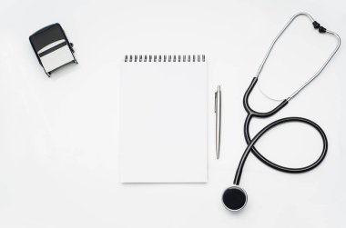 Doktorlar Danışma tıbbi aksesuarları ve ürünleri ile. Üstten Görünüm fotoğraf