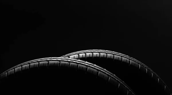 Lato paliwa samochodów skuteczne opony na czarnym tle — Zdjęcie stockowe