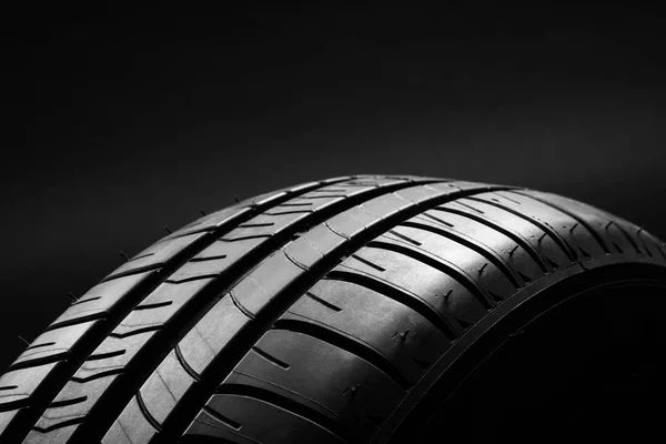 검은 배경에 여름 연료 효율적인 자동차 타이어 — 스톡 사진