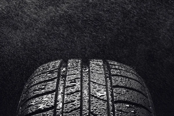 Letní paliva efektivní auto pneumatiky s kapičkami vody — Stock fotografie