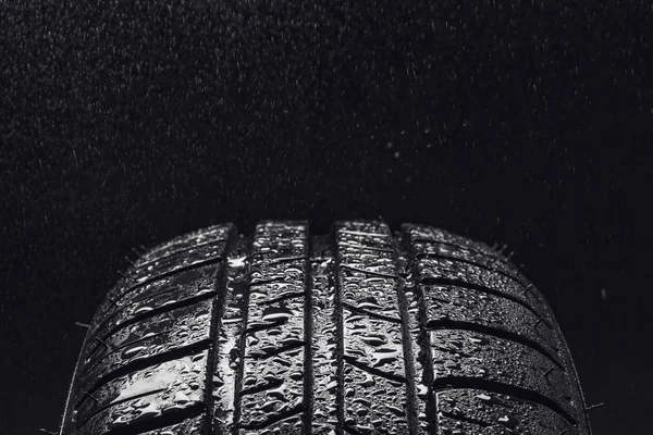 Neumáticos de verano de combustible eficiente con gotas de agua —  Fotos de Stock