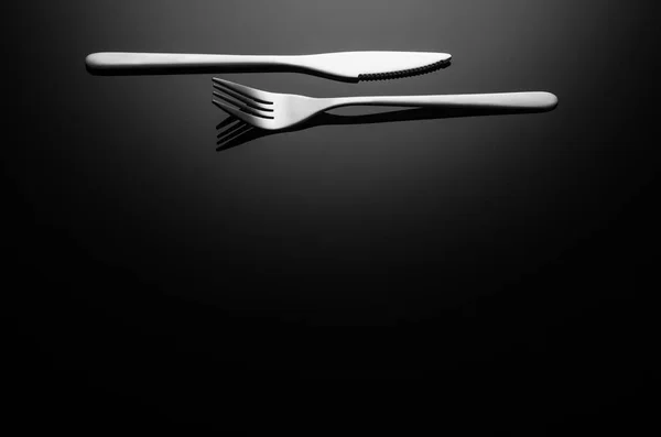 Black food background, silverware on reflective surface with copy space — Stock Photo, Image