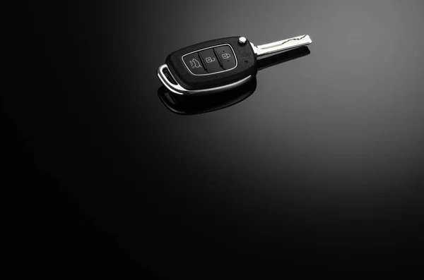 Современные ключи от машины изолированы на черном отражающем фоне — стоковое фото