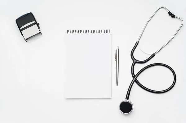 Orvosok desk orvosi kellékek és termékek. Felülnézet fénykép — Stock Fotó
