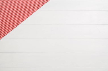 Kareli kumaş peçete üstten görünüm Beyaz ahşap tablo