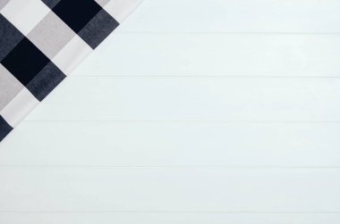 Kareli kumaş peçete üstten görünüm Beyaz ahşap tablo