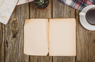 Aksesuarlar üstten görünüm kopya alanı ile ahşap arka plan üzerinde seyahat