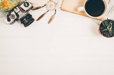 Aksesuarlar üstten görünüm kopya alanı ile ahşap arka plan üzerinde seyahat