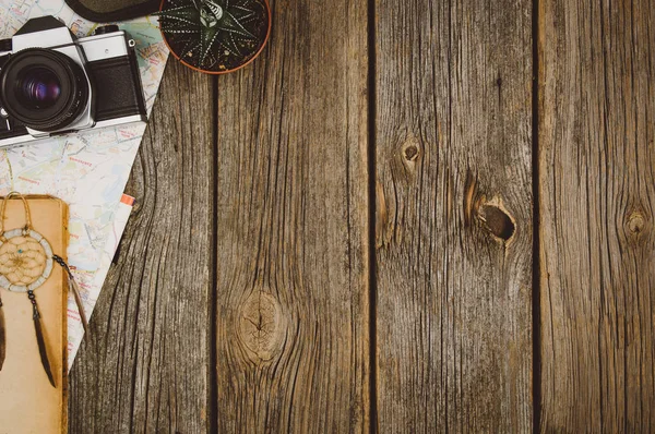 Occorrente per il viaggio vista dall'alto su sfondo in legno con spazio copia — Foto Stock