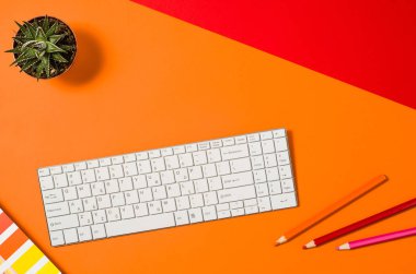 Bilgisayar renkli çalışma alanı yukarıdan. Üstten Görünüm