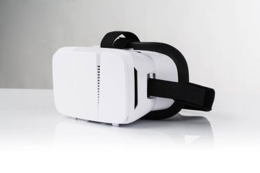 Sanal gerçeklik Vr gözlük veya beyaz arka plan üzerinde izole gözlük