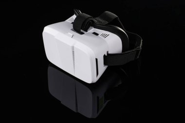 Sanal gerçeklik Vr gözlük veya siyah arka plan üzerine izole gözlük