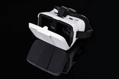 Sanal gerçeklik Vr gözlük veya siyah arka plan üzerine izole gözlük