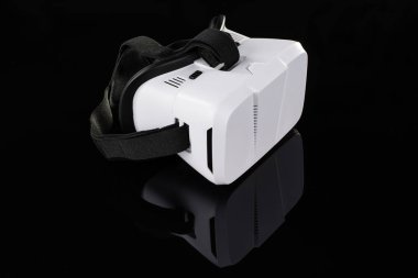 Sanal gerçeklik Vr gözlük veya siyah arka plan üzerine izole gözlük