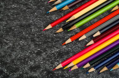 Okul sınır siyah kara tahta arka plan üzerinde sağlar. Üstten Görünüm fotoğraf