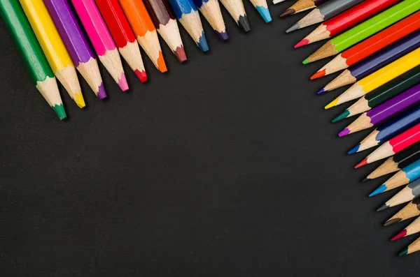 Okul sınır siyah kara tahta arka plan üzerinde sağlar. Üstten Görünüm fotoğraf