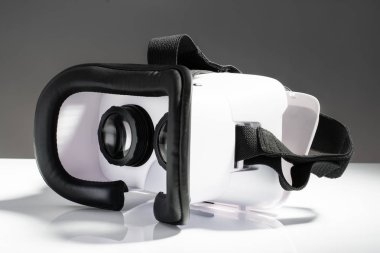 Sanal gerçeklik Vr gözlük veya beyaz arka plan üzerinde izole gözlük