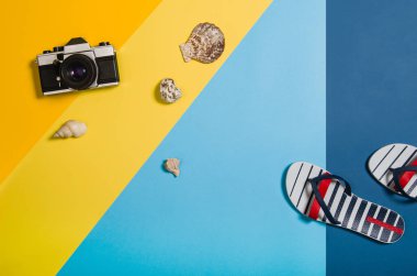 Renkli grafik arka plan üzerinde aksesuarları ile Beach Üstten Görünüm