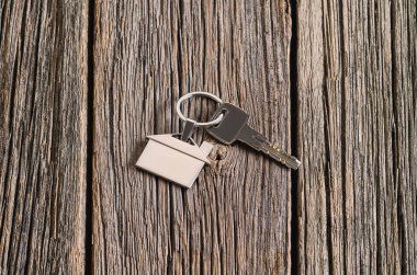 Eski ahşap zemin arka plan ev anahtarları sembolü.