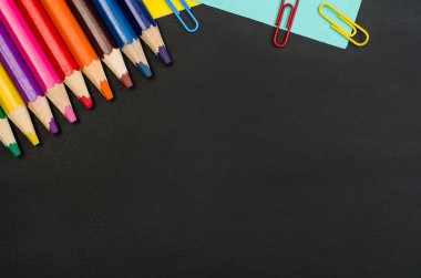 Okul sınır siyah kara tahta arka plan üzerinde sağlar. Üstten Görünüm fotoğraf