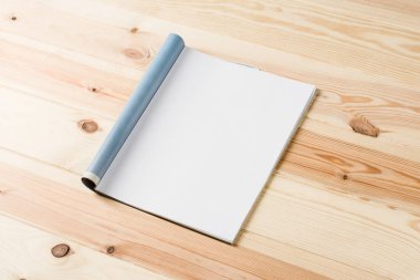 Mock-up dergi veya ahşap masa arka plan üzerinde Kataloğu.