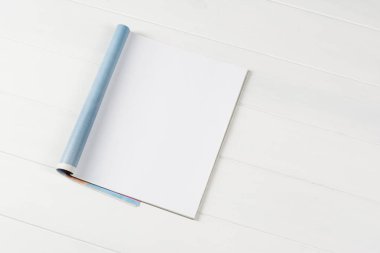 Mock-up dergi veya ahşap masa arka plan üzerinde Kataloğu.