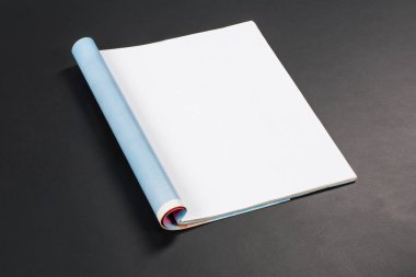Mock-up dergi veya katalog Siyah Kara tahta arka plan üzerinde.