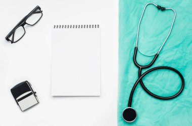 Doktorlar Danışma tıbbi aksesuarları ve ürünleri ile. Üstten Görünüm fotoğraf