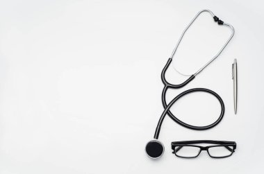 Doktorlar Danışma tıbbi aksesuarları ve ürünleri ile. Üstten Görünüm fotoğraf