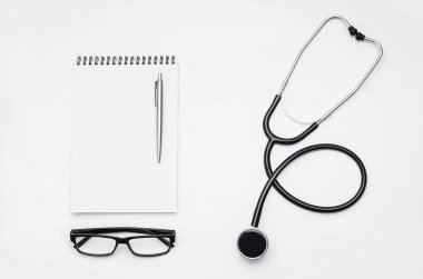 Doktorlar Danışma tıbbi aksesuarları ve ürünleri ile. Üstten Görünüm fotoğraf