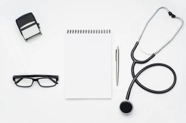 Doktorlar Danışma tıbbi aksesuarları ve ürünleri ile. Üstten Görünüm fotoğraf