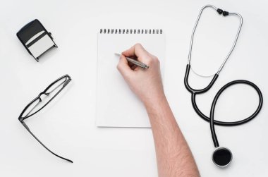 Doktorlar Danışma tıbbi aksesuarları ve ürünleri ile. Üstten Görünüm fotoğraf