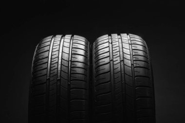 Siyah arka plan üzerine yaz yakıt verimli araba lastikleri